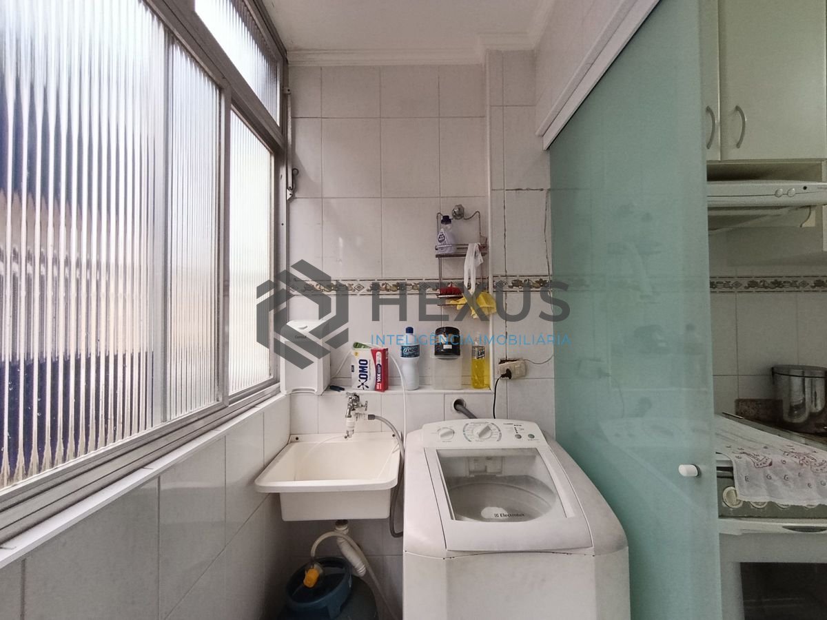Foto 18 de Apartamento reformado com varanda e lazer a 200m da praia na Enseada, Guarujá