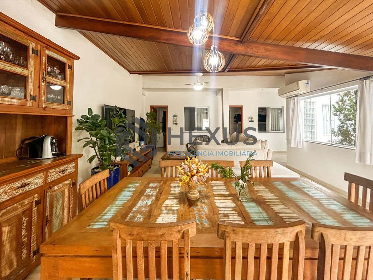 Foto 16 de Casa reformada a 150m da praia na região do Forte dos Andradas no Tombo, Guarujá