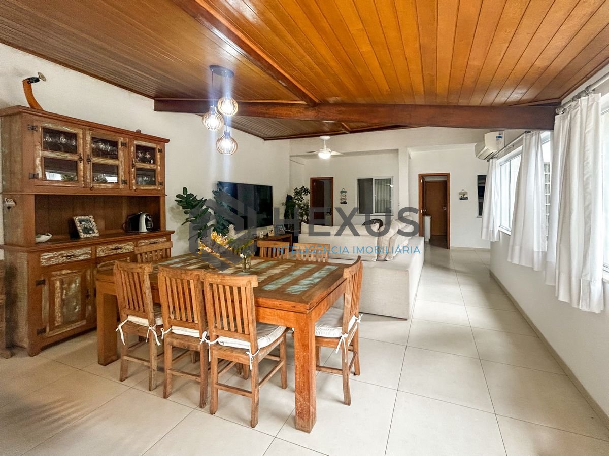 Foto 17 de Casa reformada a 150m da praia na região do Forte dos Andradas no Tombo, Guarujá