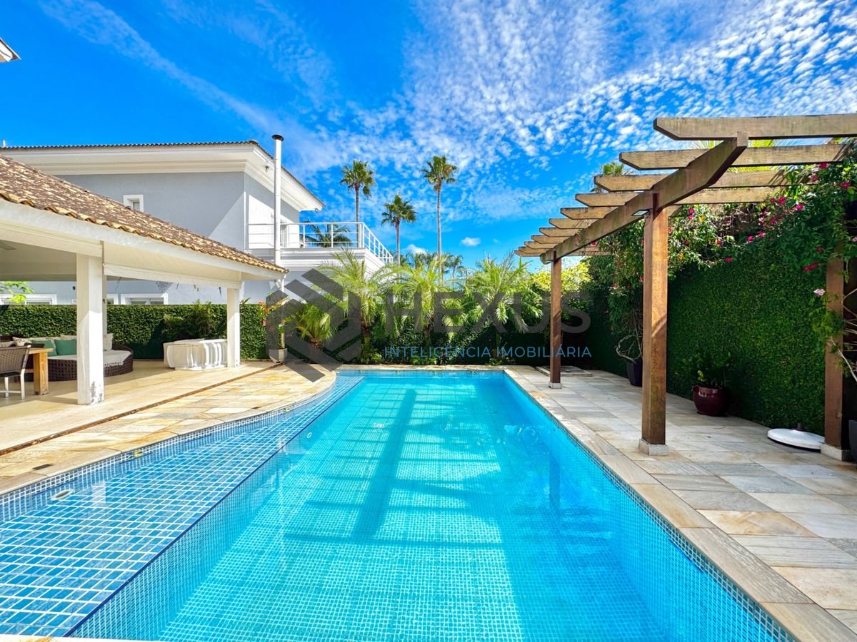 Foto 3 de Casa reformada com piscina e área gourmet no Jardim Acapulco, Guarujá