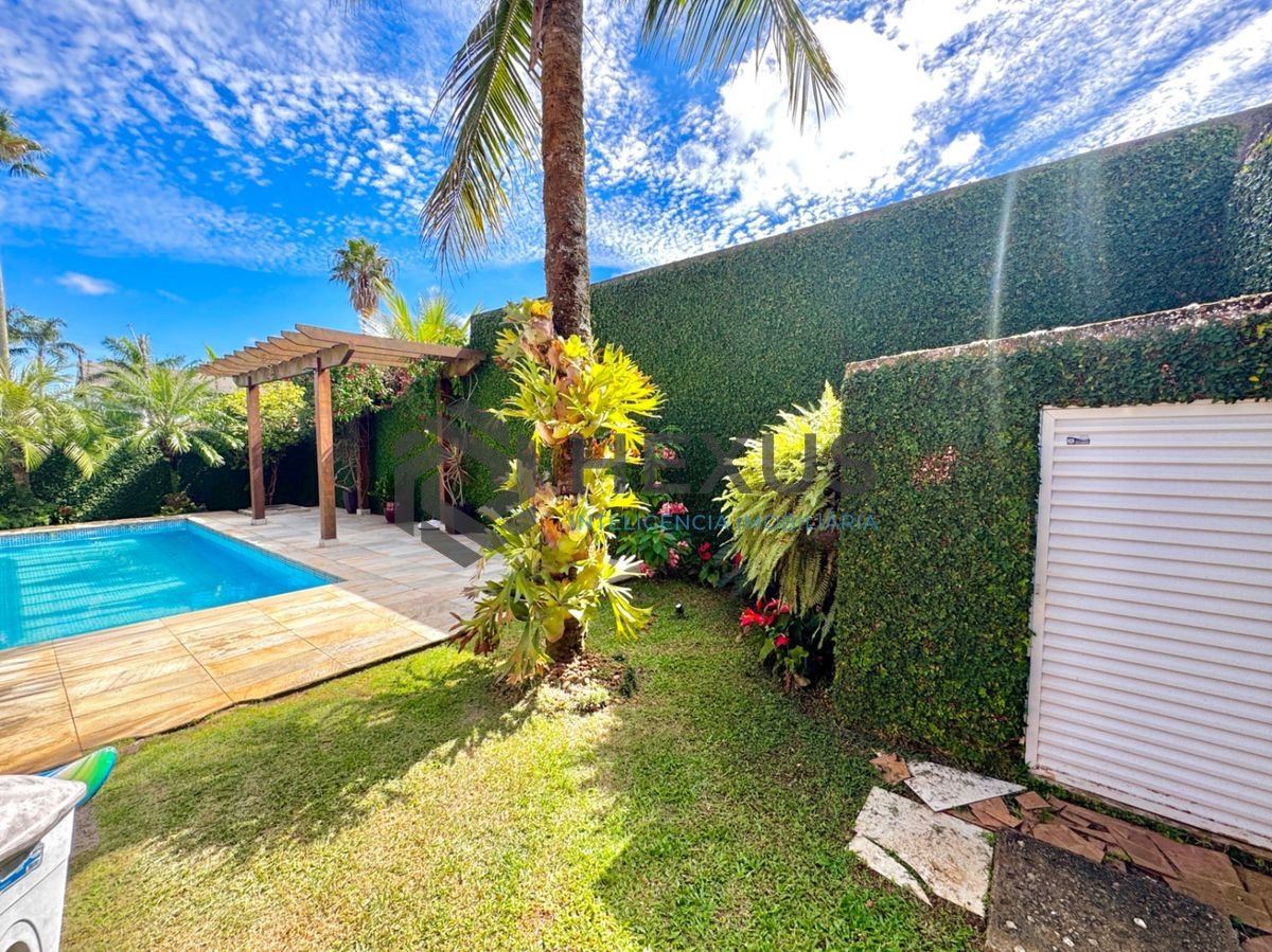 Foto 10 de Casa reformada com piscina e área gourmet no Jardim Acapulco, Guarujá