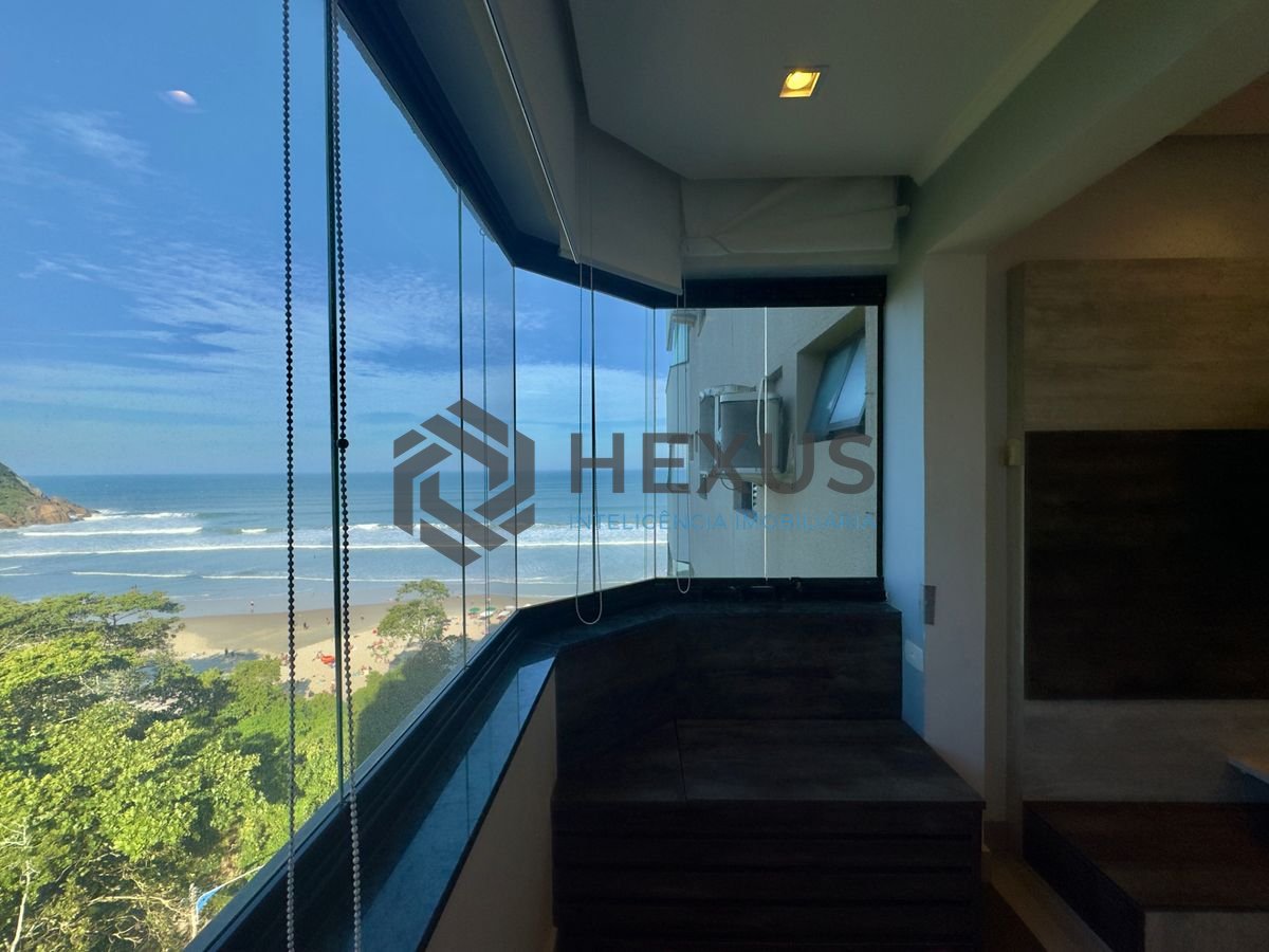 Foto 2 de Apartamento reformado com varanda vista mar e lazer na beira mar da praia no Tombo, Guarujá