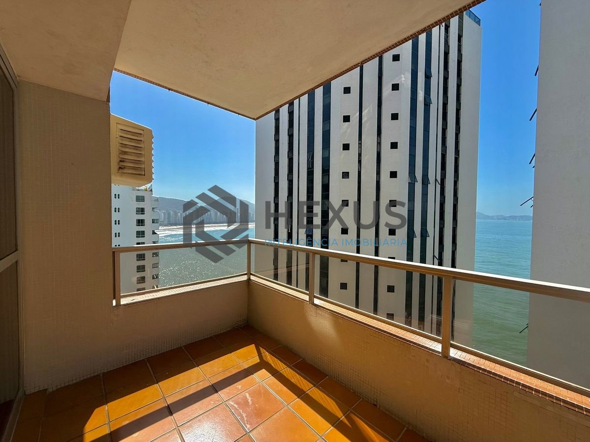 Foto 2 de Apartamento com varanda vista mar e lazer a 20m da praia no Jardim Astúrias, Guarujá