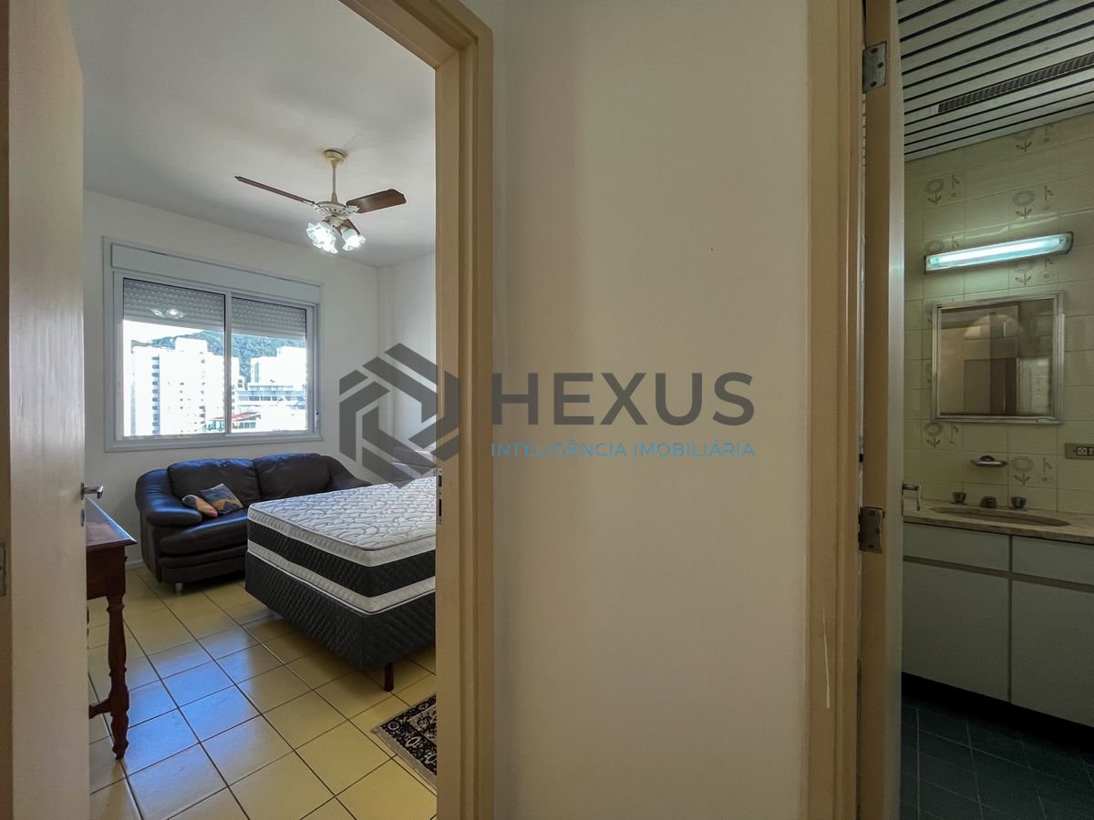 Foto 18 de Apartamento com varanda vista mar a 80m da praia nas Pitangueiras, Guarujá