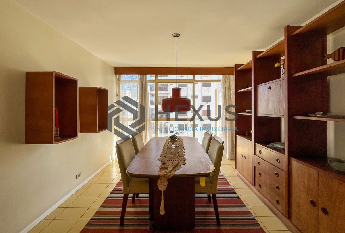 Foto 3 de Apartamento com varanda vista mar a 80m da praia nas Pitangueiras, Guarujá