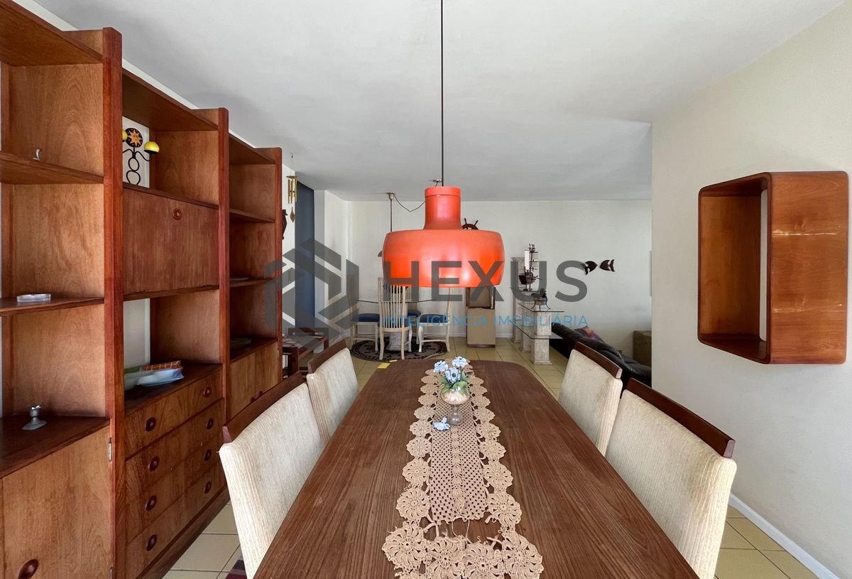 Foto 6 de Apartamento com varanda vista mar a 80m da praia nas Pitangueiras, Guarujá