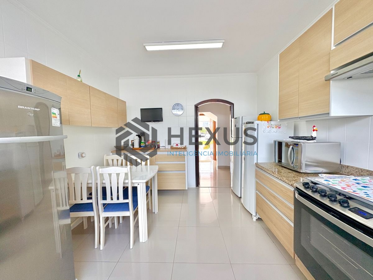 Foto 18 de Casa reformada com piscina e área gourmet no Jardim Acapulco, Guarujá