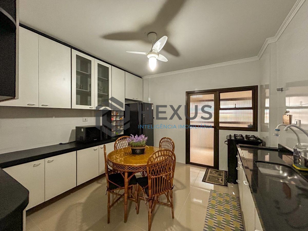 Foto 22 de Apartamento reformado com varanda a 450m da praia no Jardim Astúrias, Guarujá