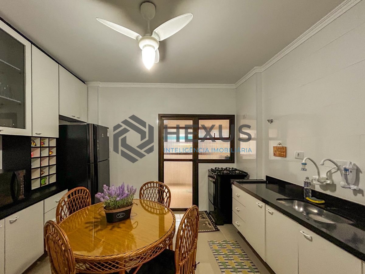 Foto 23 de Apartamento reformado com varanda a 450m da praia no Jardim Astúrias, Guarujá