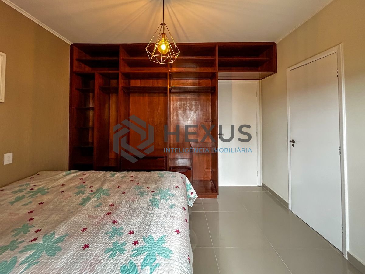 Foto 15 de Apartamento reformado com varanda a 450m da praia no Jardim Astúrias, Guarujá