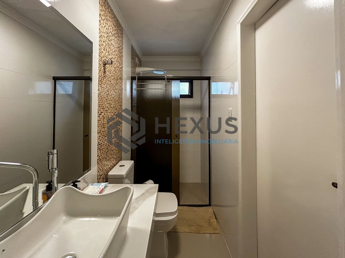 Foto 17 de Apartamento reformado com varanda a 450m da praia no Jardim Astúrias, Guarujá