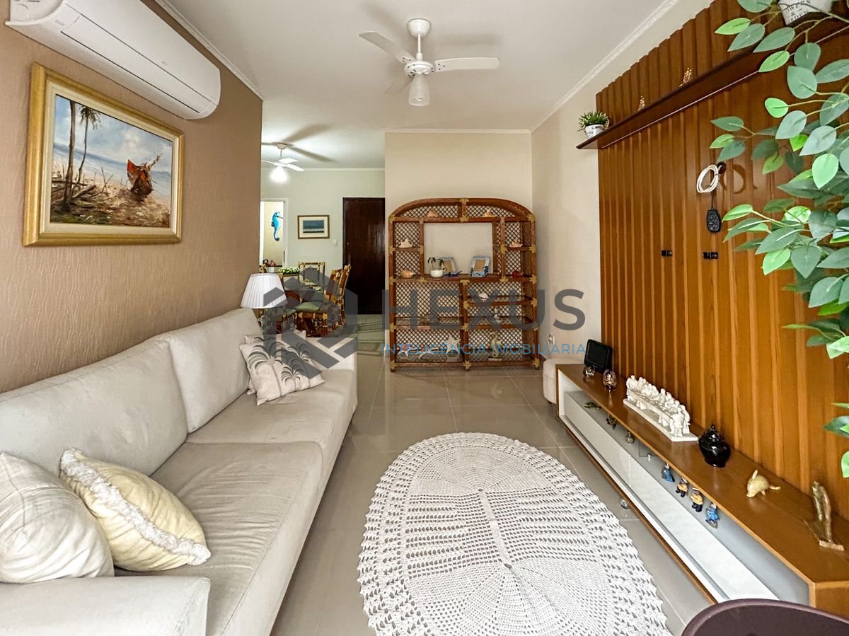 Foto 4 de Apartamento reformado com varanda a 450m da praia no Jardim Astúrias, Guarujá