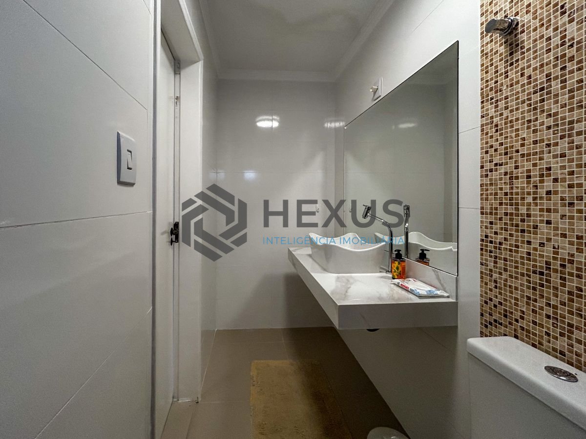 Foto 18 de Apartamento reformado com varanda a 450m da praia no Jardim Astúrias, Guarujá
