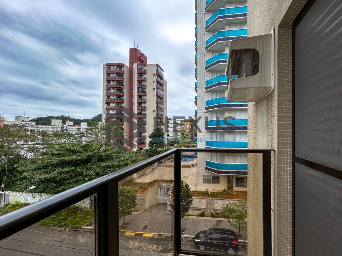 Foto 16 de Apartamento reformado com varanda a 450m da praia no Jardim Astúrias, Guarujá