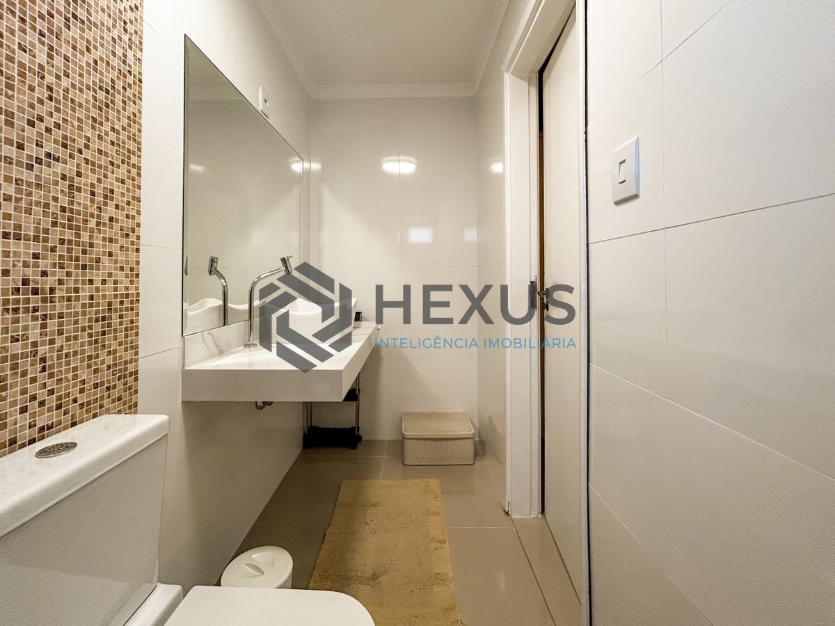Foto 12 de Apartamento reformado com varanda a 450m da praia no Jardim Astúrias, Guarujá
