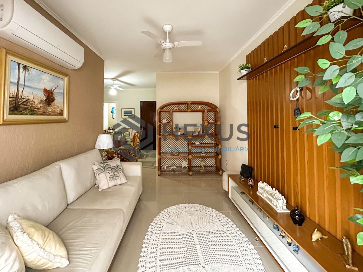 Foto 2 de Apartamento reformado com varanda a 450m da praia no Jardim Astúrias, Guarujá