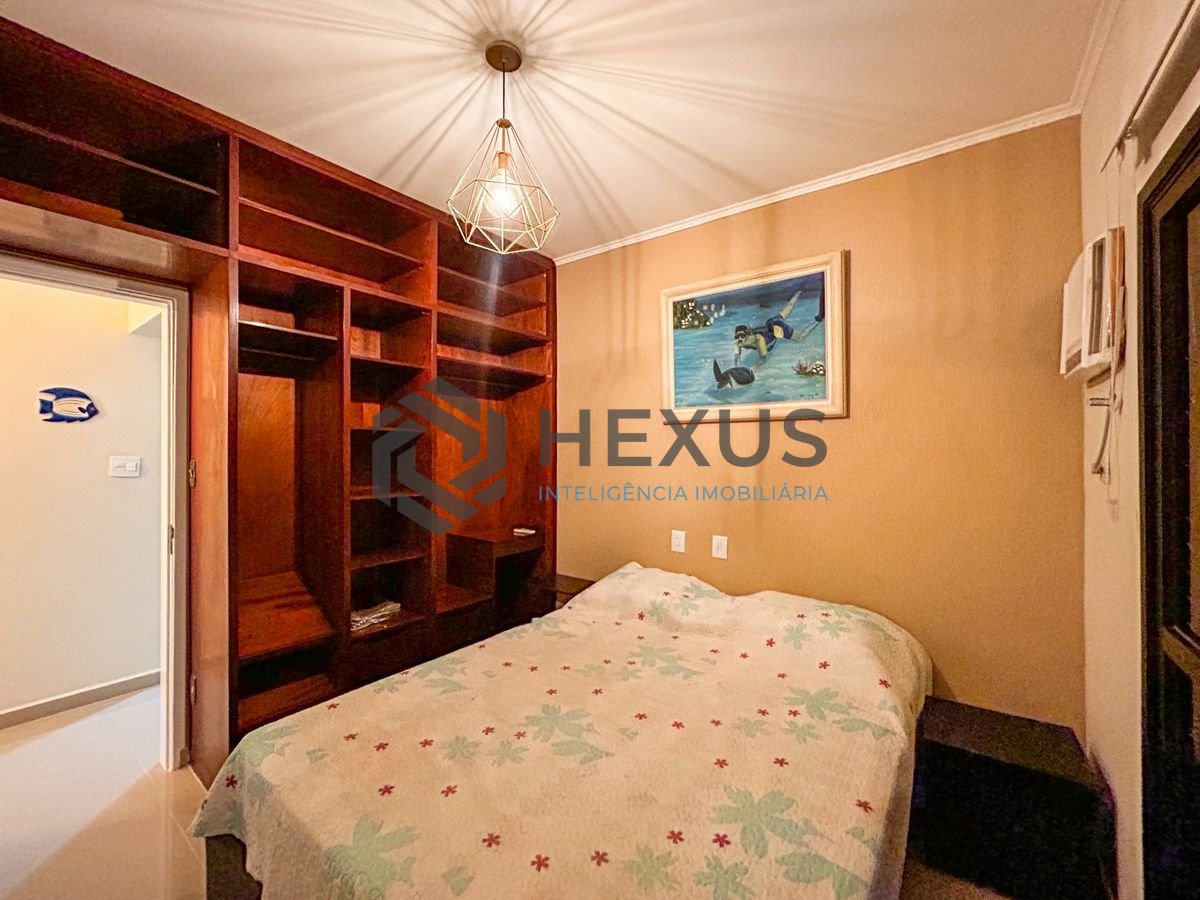 Foto 10 de Apartamento reformado com varanda a 450m da praia no Jardim Astúrias, Guarujá