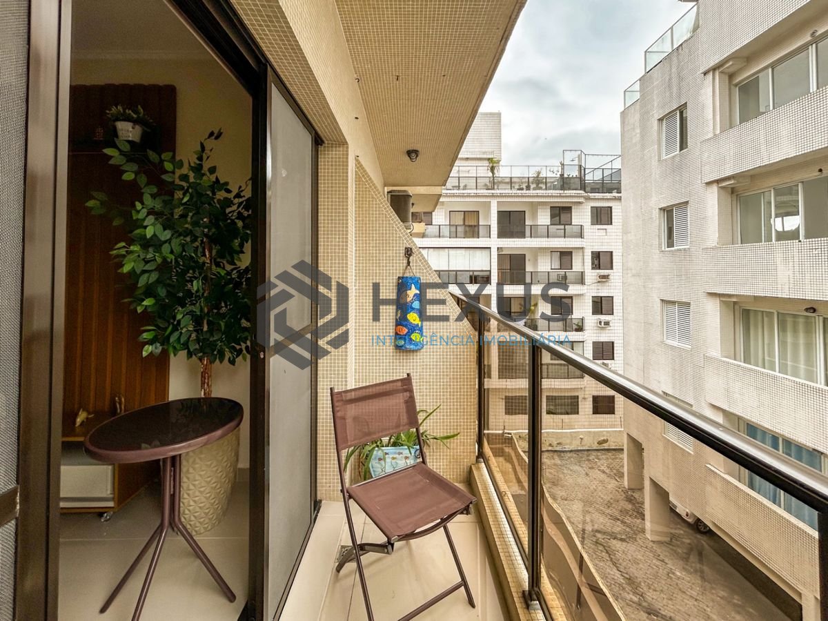 Foto 5 de Apartamento reformado com varanda a 450m da praia no Jardim Astúrias, Guarujá