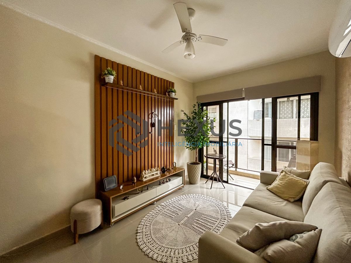 Foto 3 de Apartamento reformado com varanda a 450m da praia no Jardim Astúrias, Guarujá