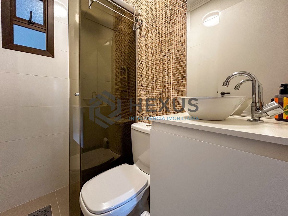 Foto 21 de Apartamento reformado com varanda a 450m da praia no Jardim Astúrias, Guarujá