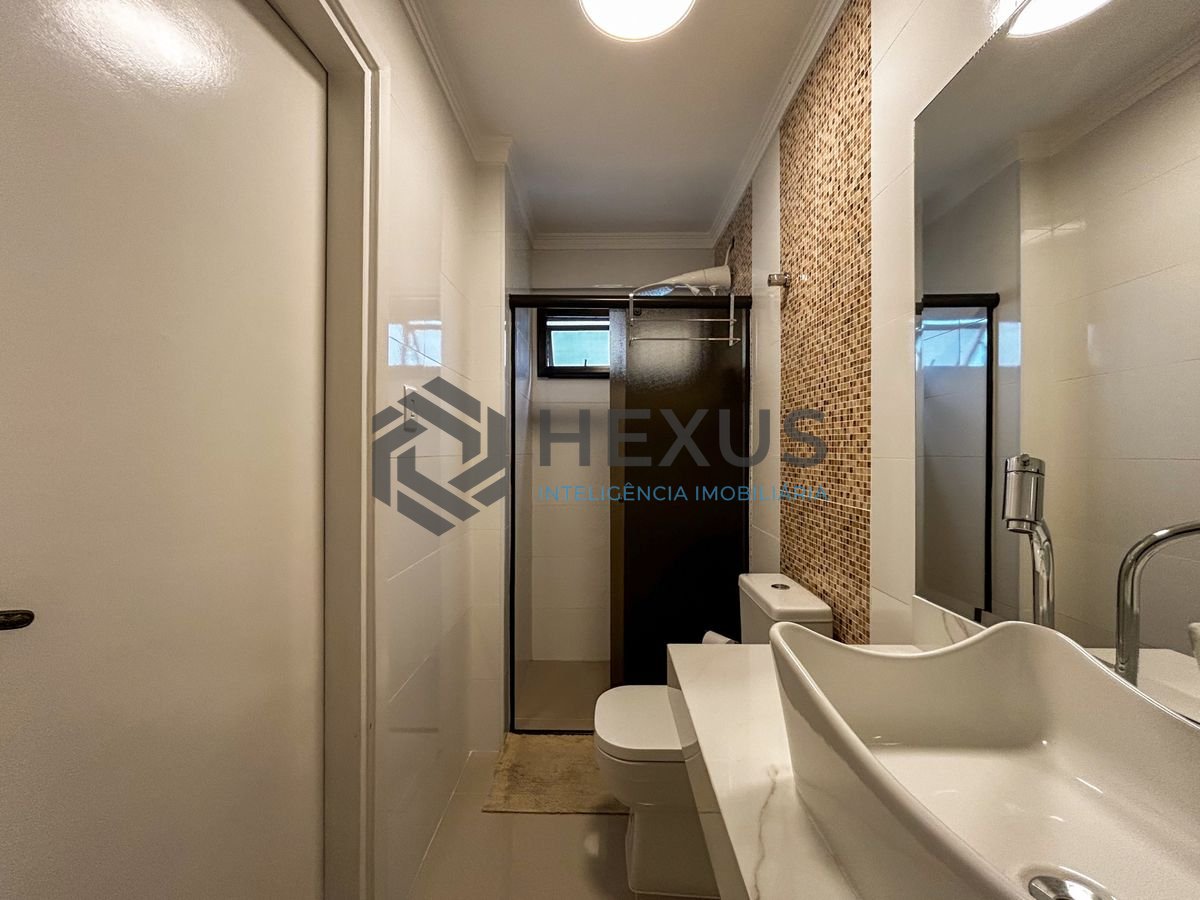 Foto 13 de Apartamento reformado com varanda a 450m da praia no Jardim Astúrias, Guarujá