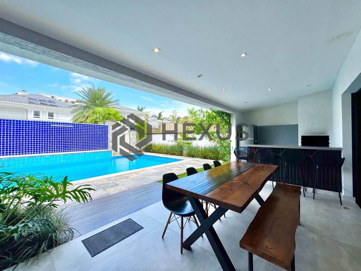Foto 3 de Casa reformada com piscina e área gourmet no Jardim Acapulco, Guarujá