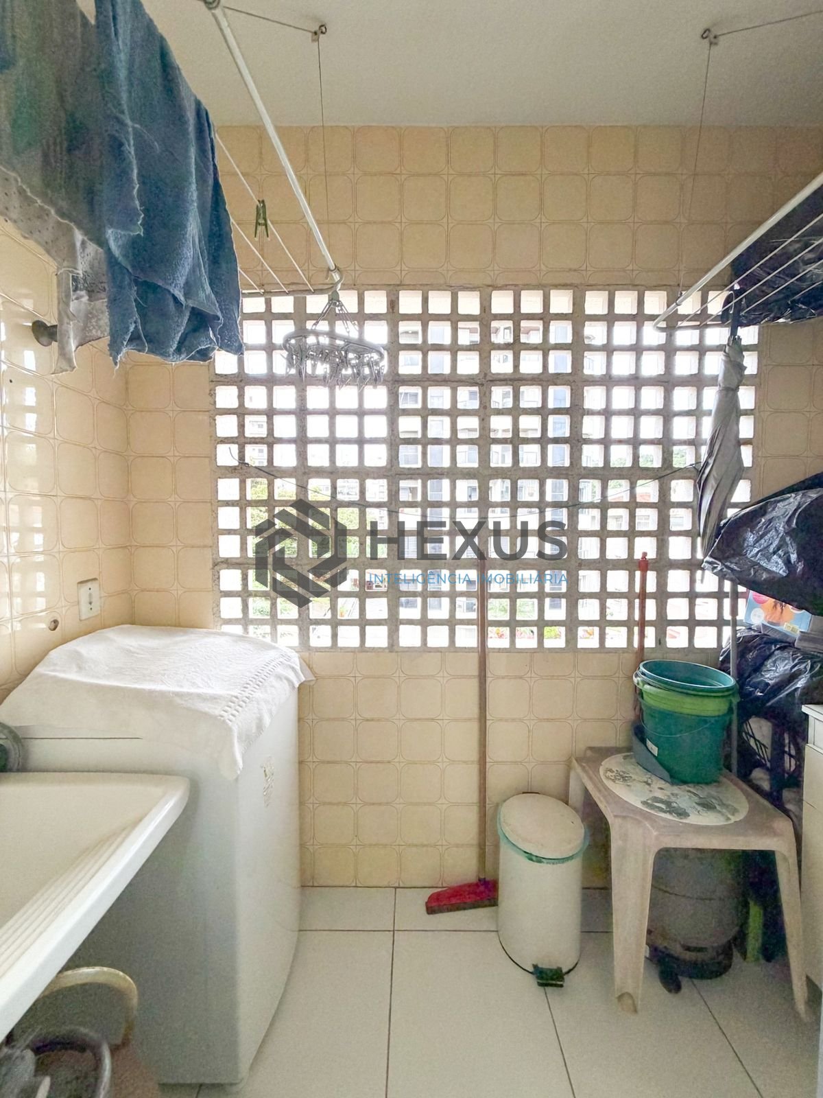 Foto 21 de Apartamento reformado com varanda a 500m da praia na região do Jardim São Miguel na Enseada, Guarujá