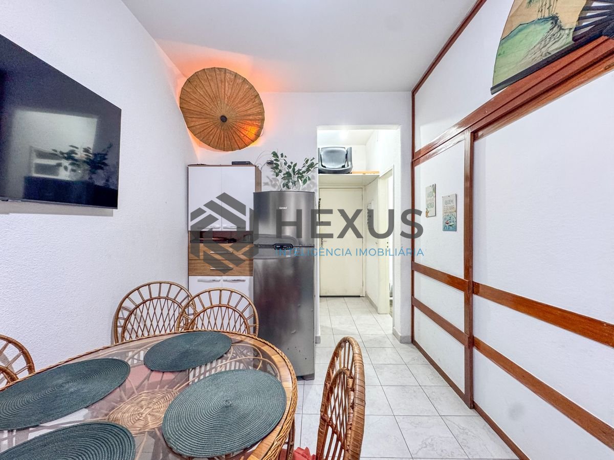Foto 2 de Apartamento reformado a 1 quadra da praia na região da Barra Funda nas Pitangueiras, Guarujá