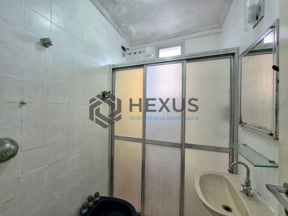 Foto 12 de Apartamento com varanda vista mar a 100m da praia nas Pitangueiras, Guarujá