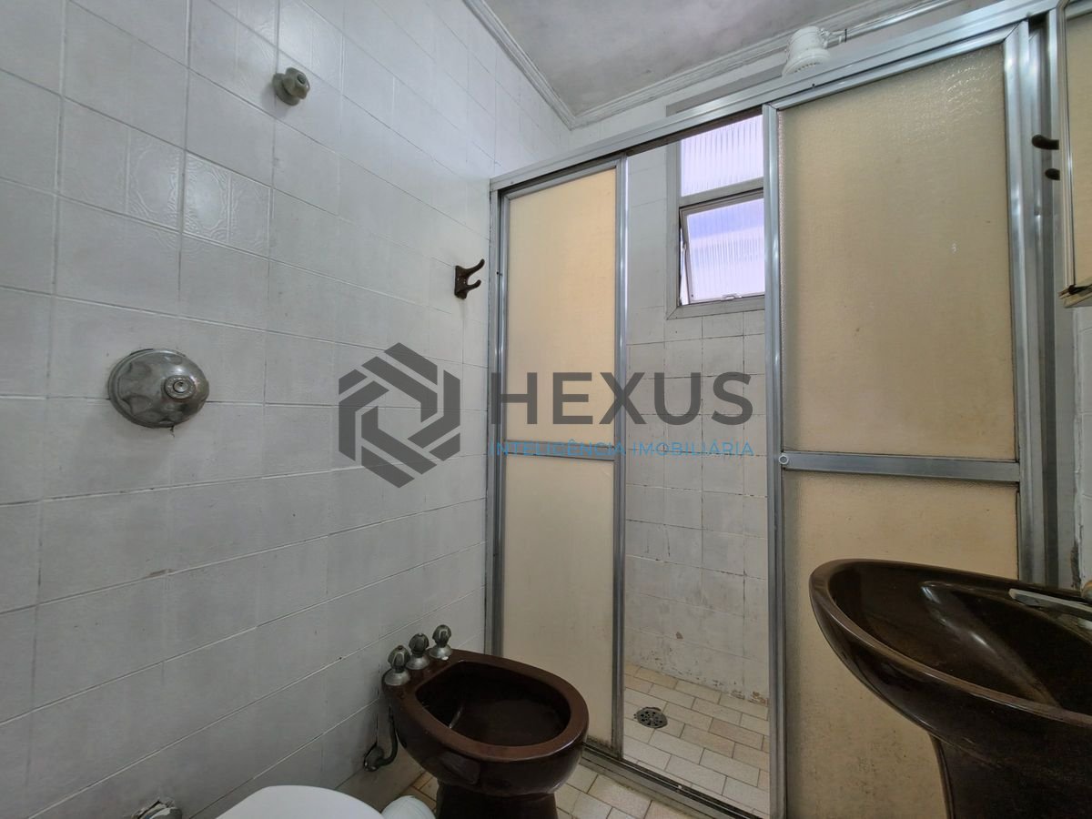Foto 13 de Apartamento com varanda vista mar a 100m da praia nas Pitangueiras, Guarujá