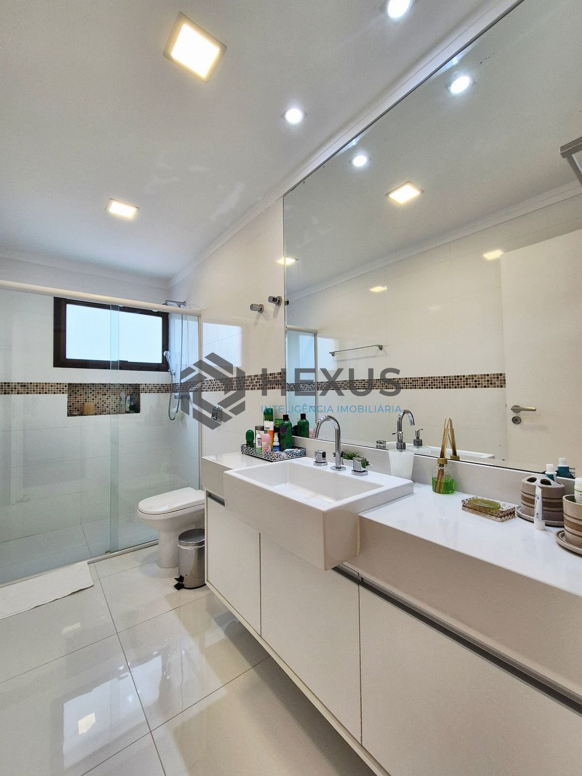 Foto 30 de Apartamento com varanda e lazer a 2 quadras da praia na região da Vila Maia nas Pitangueiras, Guarujá