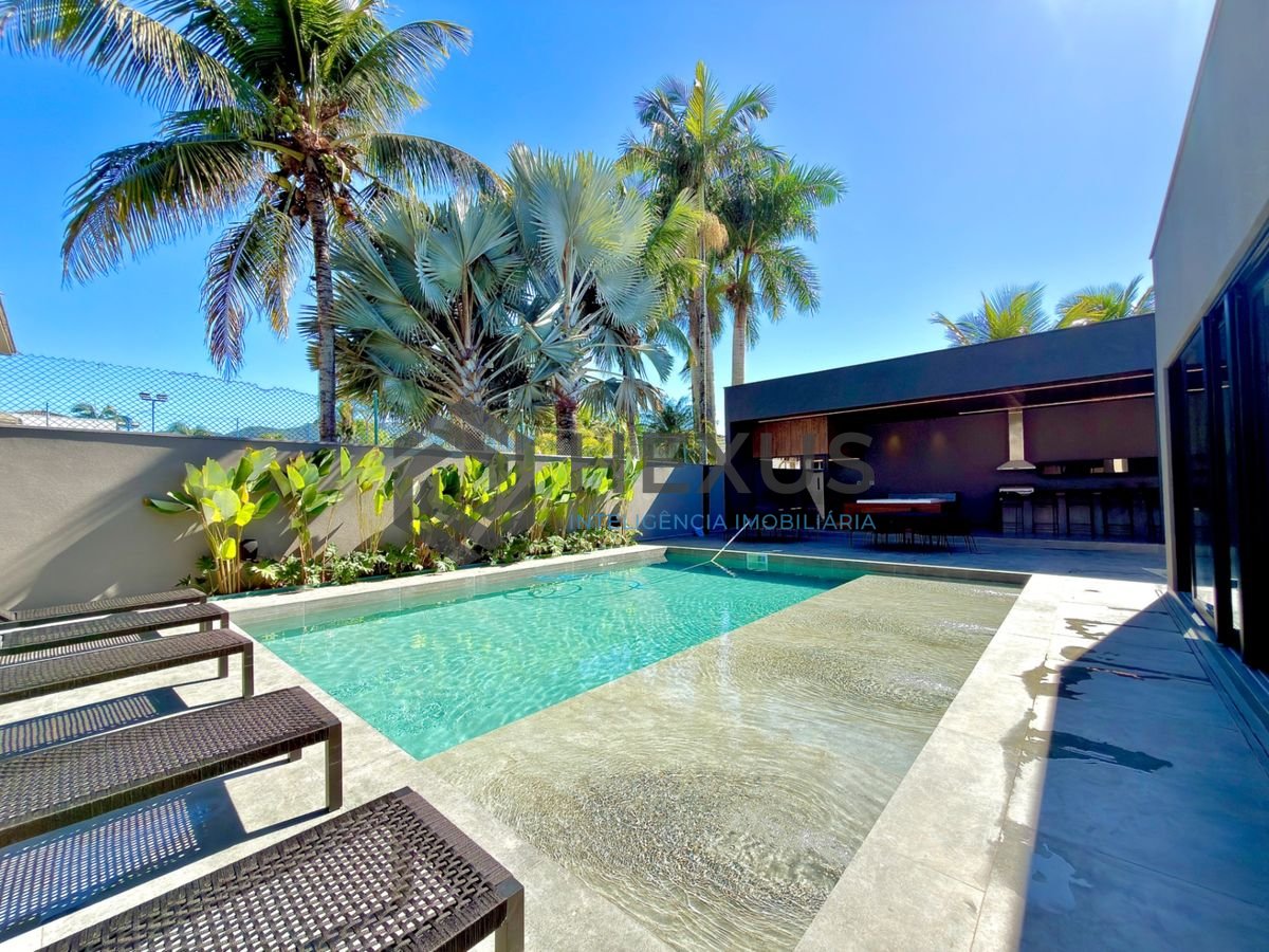 Foto 3 de Casa de alto padrão com piscina e área gourmet no Jardim Acapulco, Guarujá