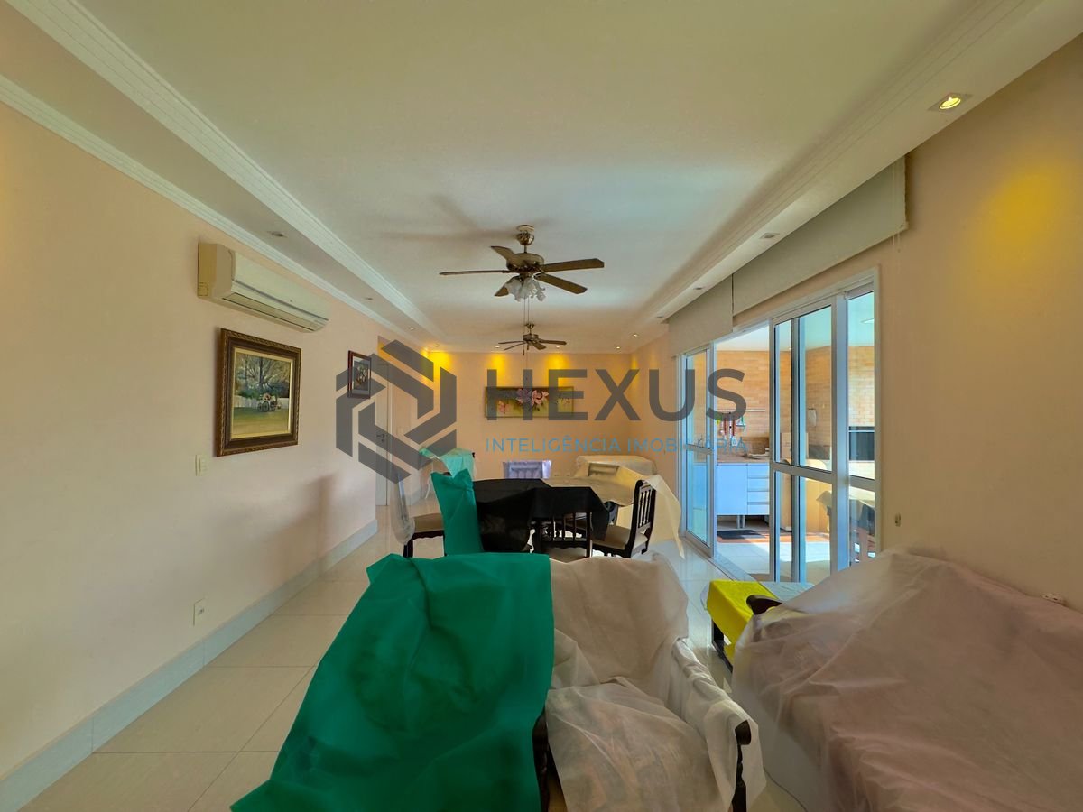 Foto 3 de Apartamento reformado com varanda a 50m da praia no Jardim Astúrias, Guarujá