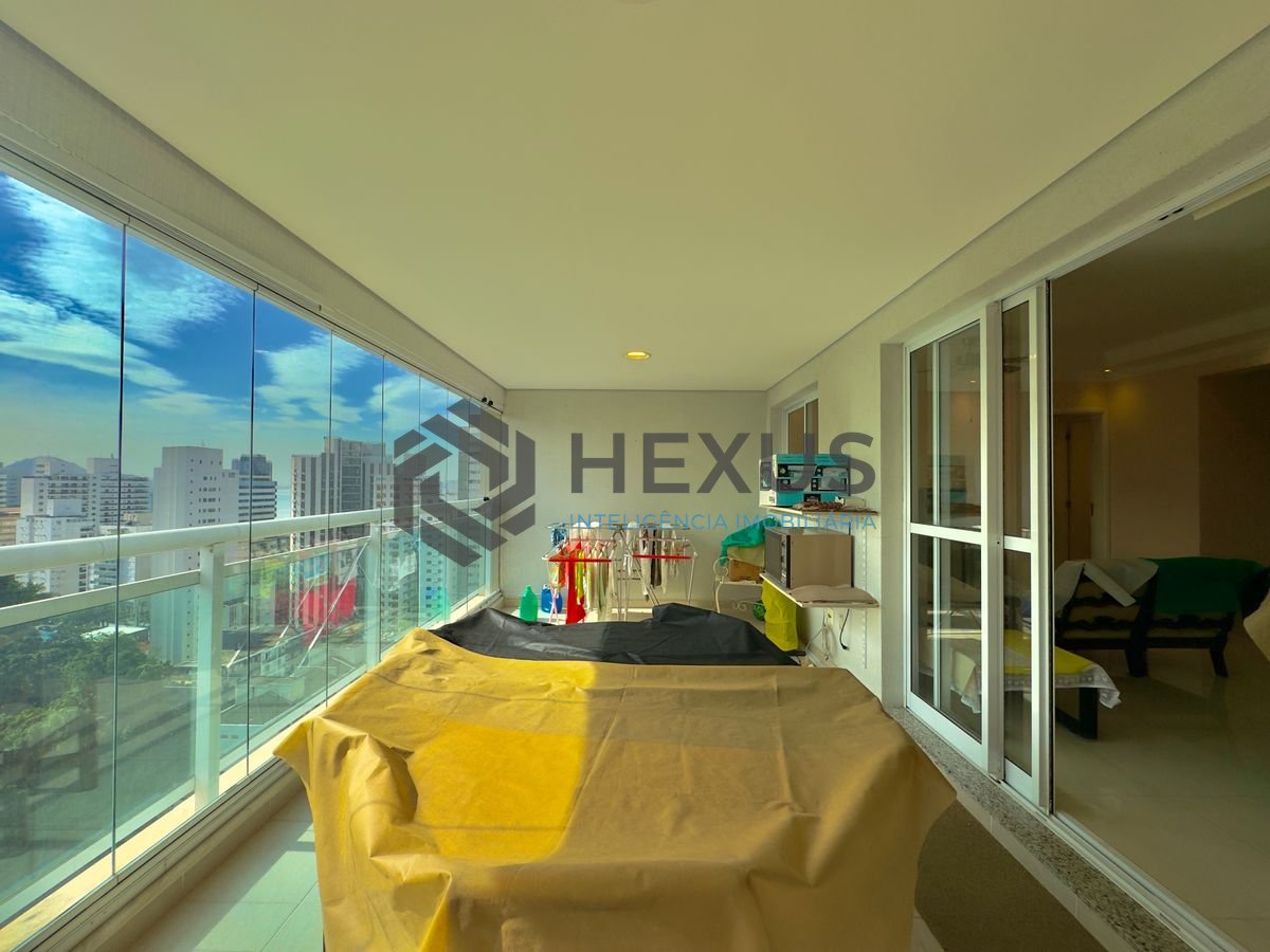 Foto 2 de Apartamento reformado com varanda a 50m da praia no Jardim Astúrias, Guarujá