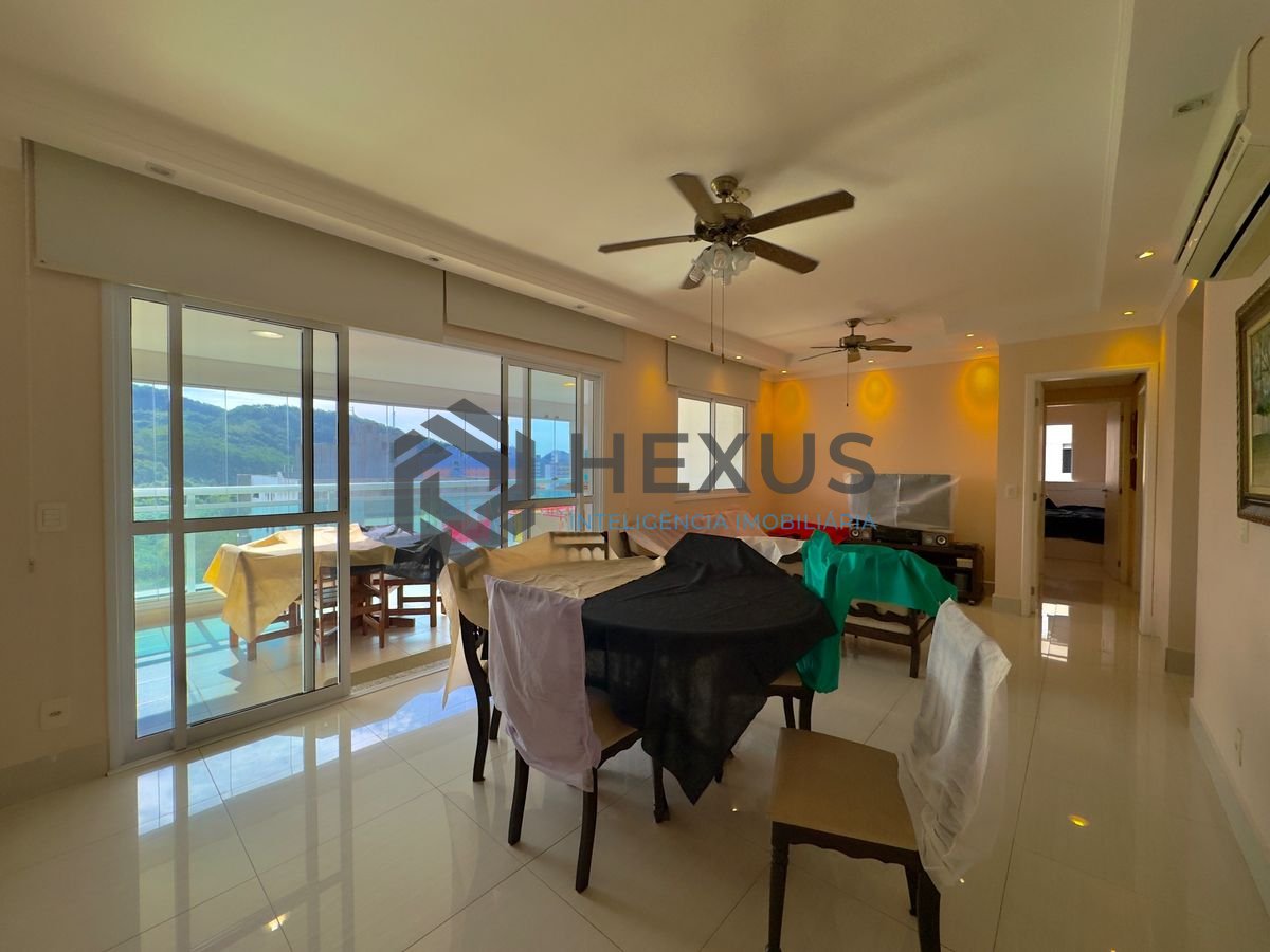 Foto 4 de Apartamento reformado com varanda a 50m da praia no Jardim Astúrias, Guarujá