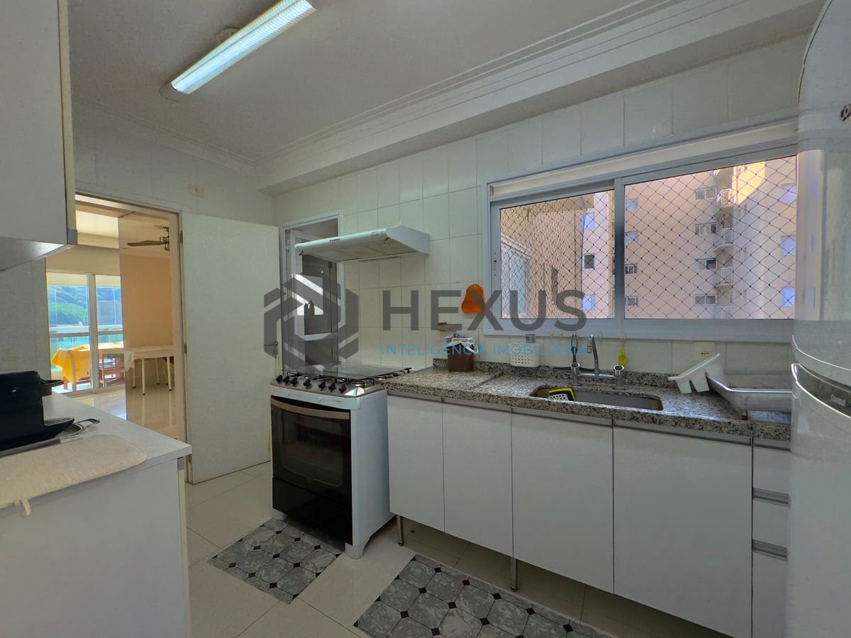 Foto 19 de Apartamento reformado com varanda a 50m da praia no Jardim Astúrias, Guarujá