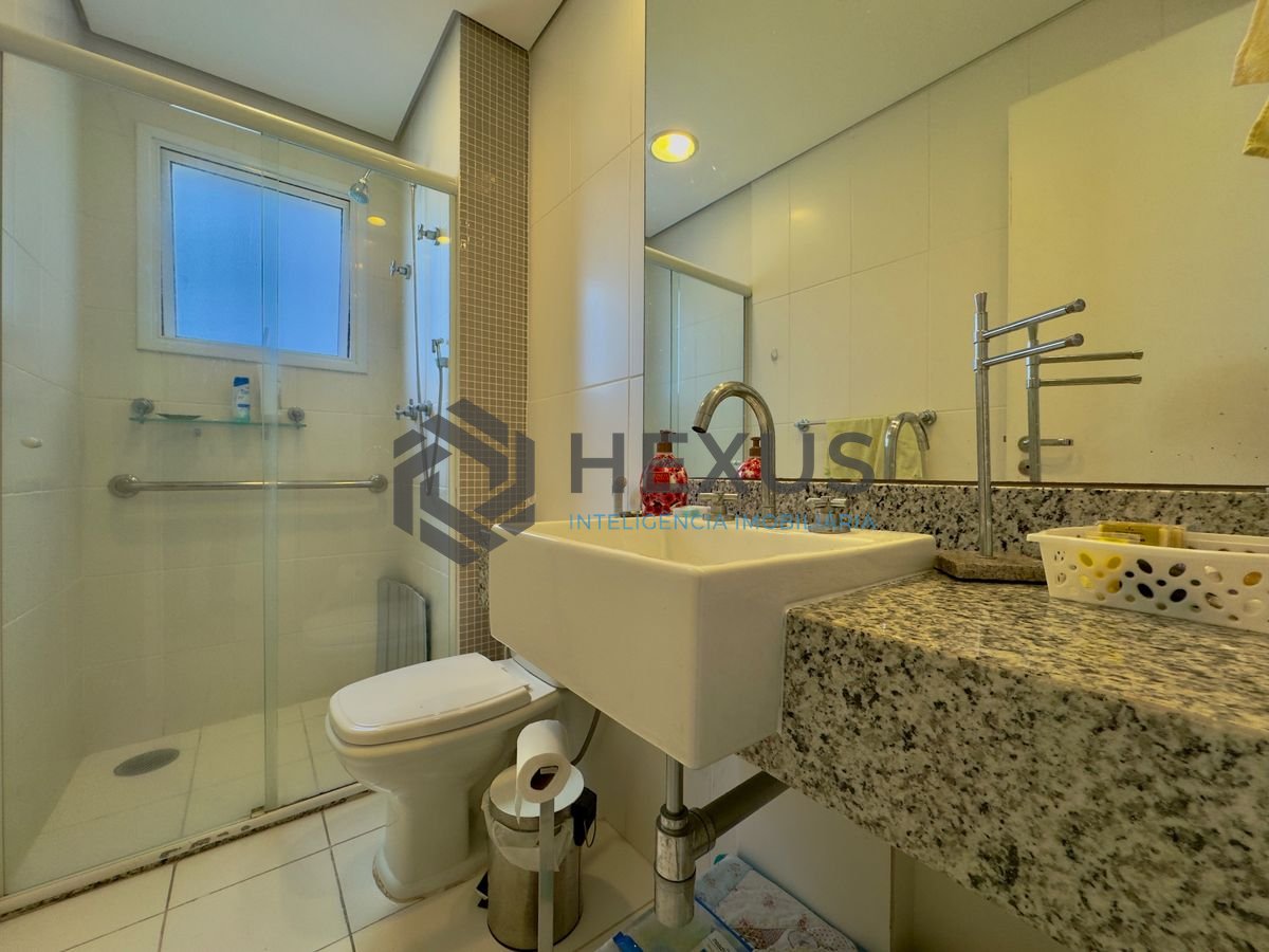 Foto 16 de Apartamento reformado com varanda a 50m da praia no Jardim Astúrias, Guarujá