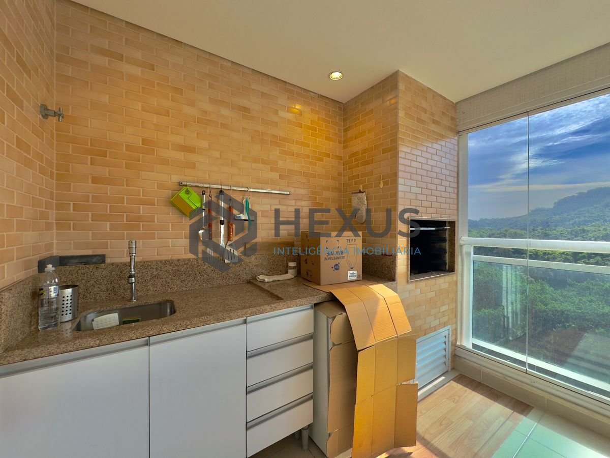 Foto 5 de Apartamento reformado com varanda a 50m da praia no Jardim Astúrias, Guarujá