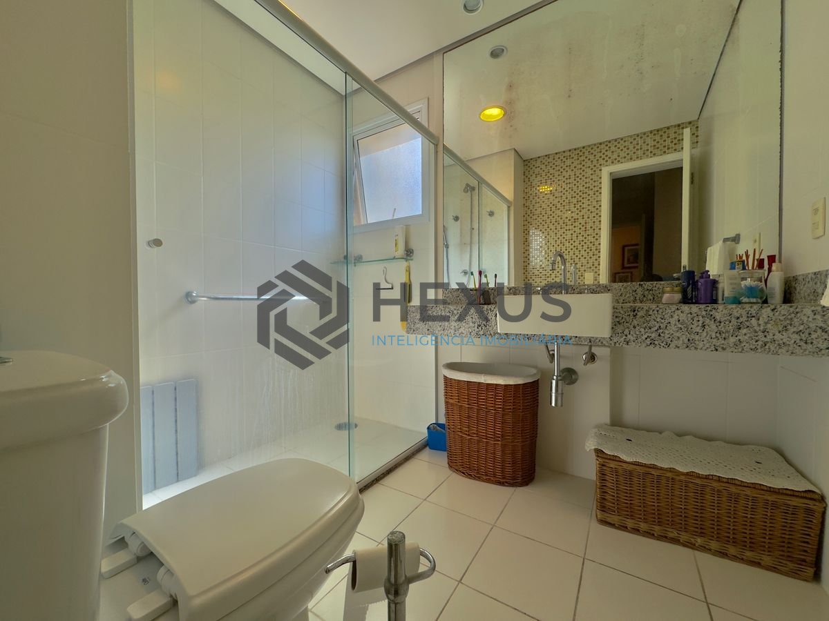 Foto 10 de Apartamento reformado com varanda a 50m da praia no Jardim Astúrias, Guarujá