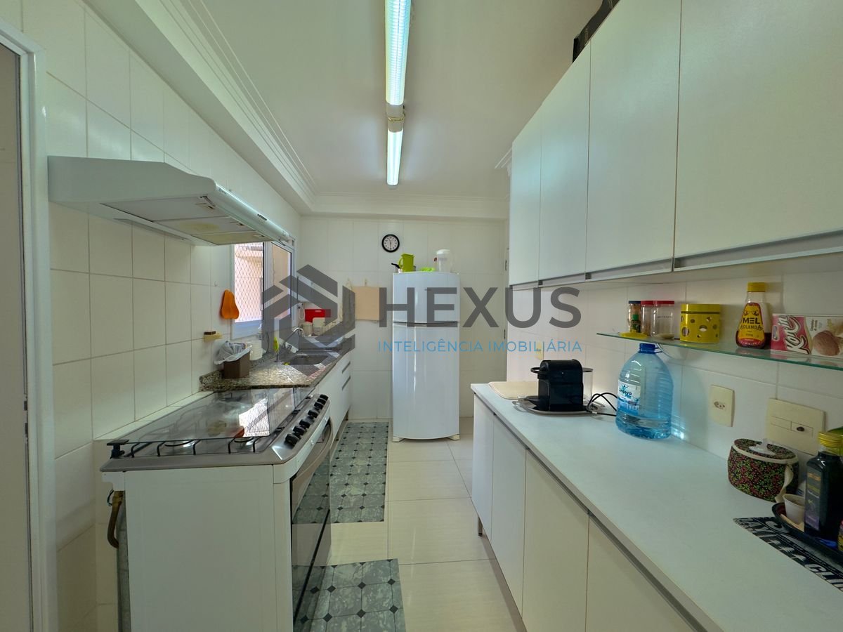 Foto 21 de Apartamento reformado com varanda a 50m da praia no Jardim Astúrias, Guarujá