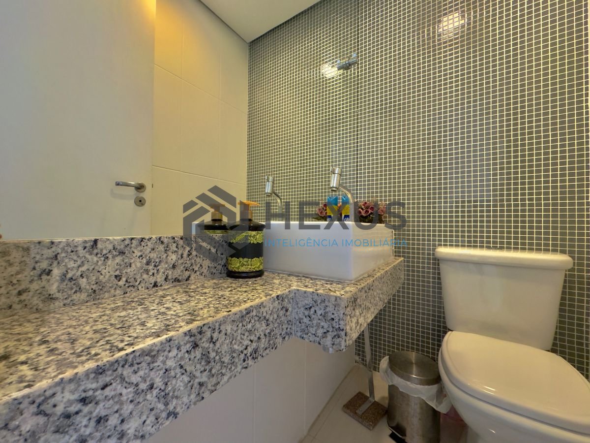 Foto 8 de Apartamento reformado com varanda a 50m da praia no Jardim Astúrias, Guarujá