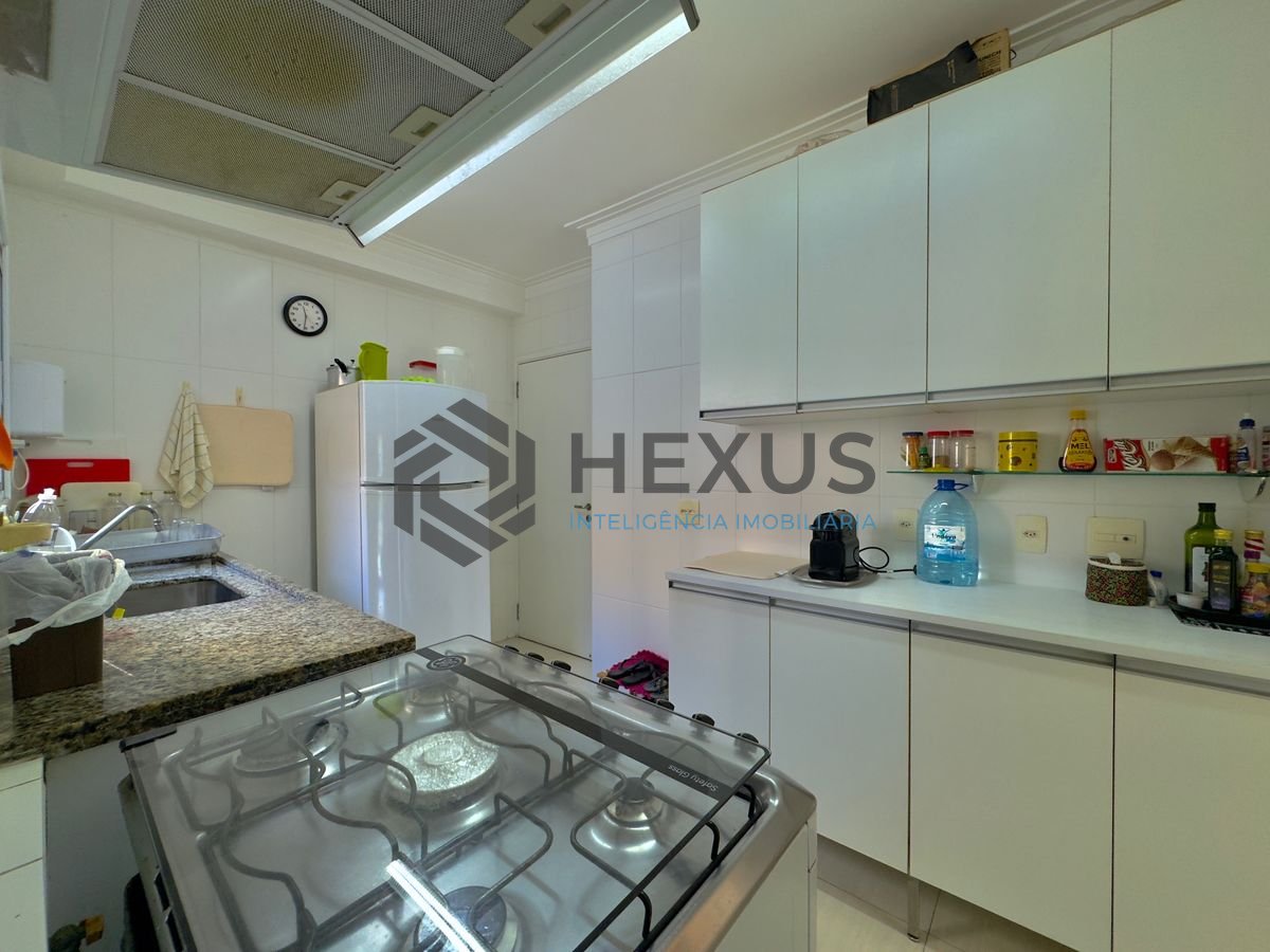 Foto 23 de Apartamento reformado com varanda a 50m da praia no Jardim Astúrias, Guarujá