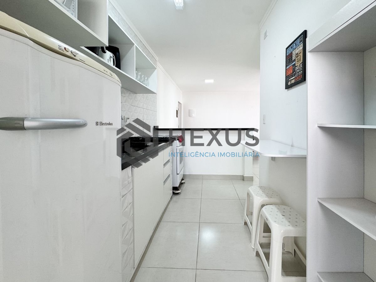 Foto 22 de Apartamento reformado com varanda vista mar e lazer a 250m da praia nas Pitangueiras, Guarujá