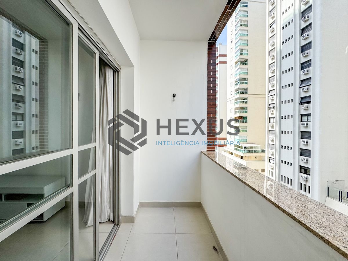 Foto 6 de Apartamento reformado com varanda vista mar e lazer a 250m da praia nas Pitangueiras, Guarujá