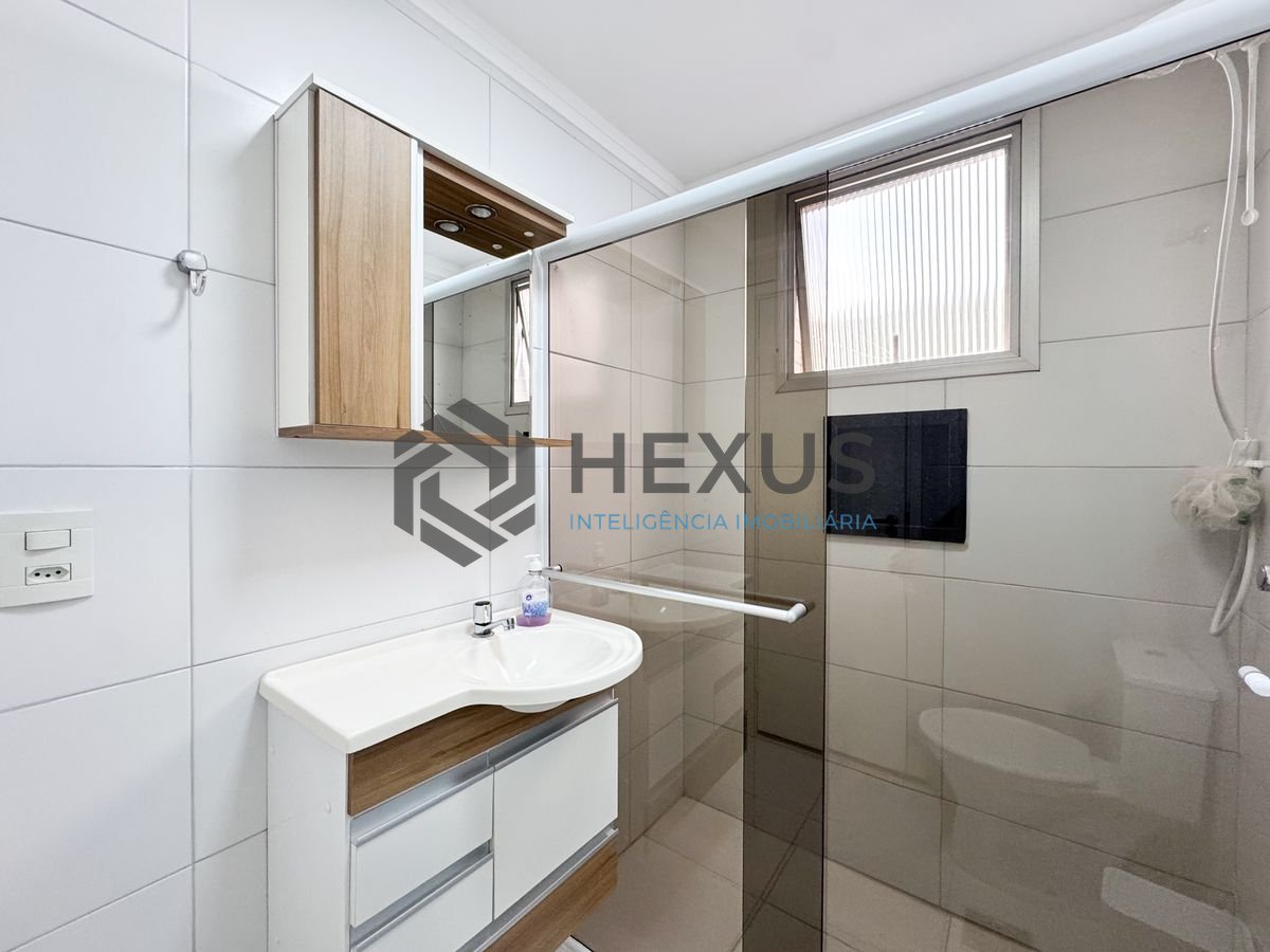 Foto 19 de Apartamento reformado com varanda vista mar e lazer a 250m da praia nas Pitangueiras, Guarujá