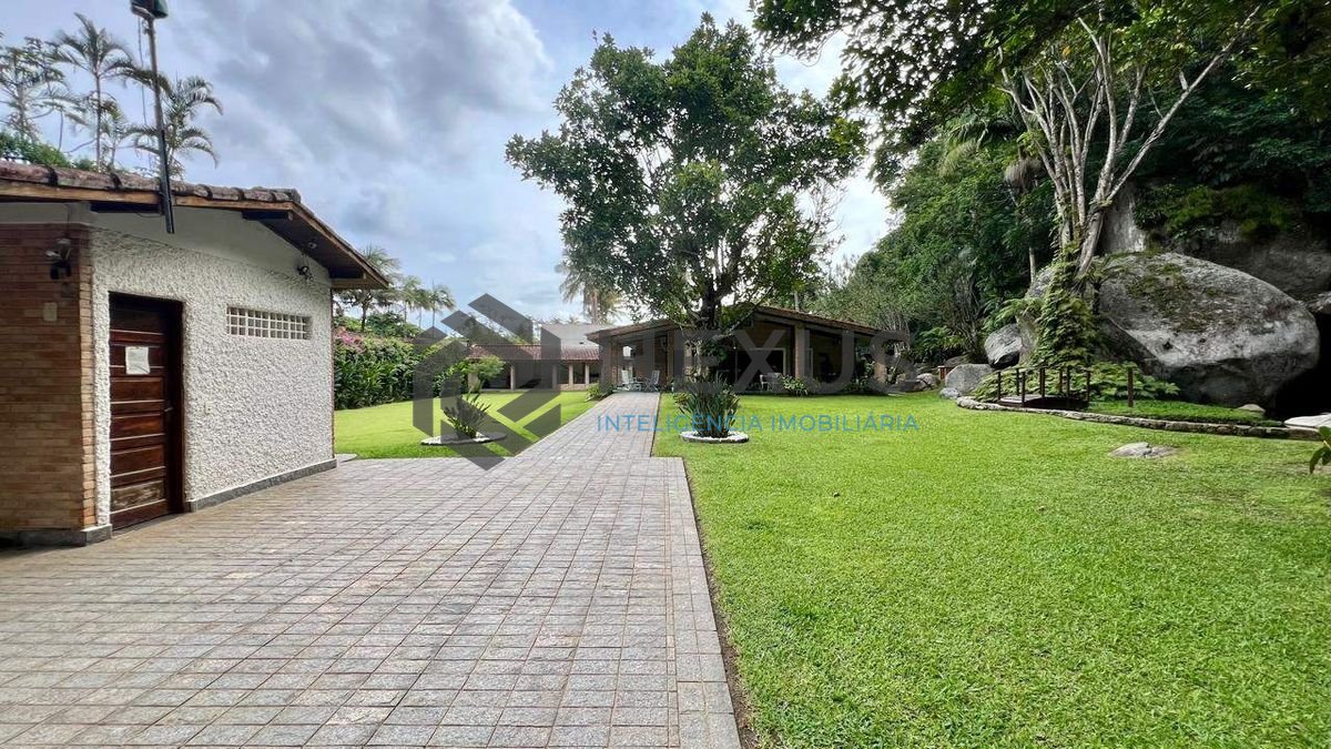 Foto 2 de Casa com lago área gourmet e piscina no Jardim Guaiuba, Guarujá