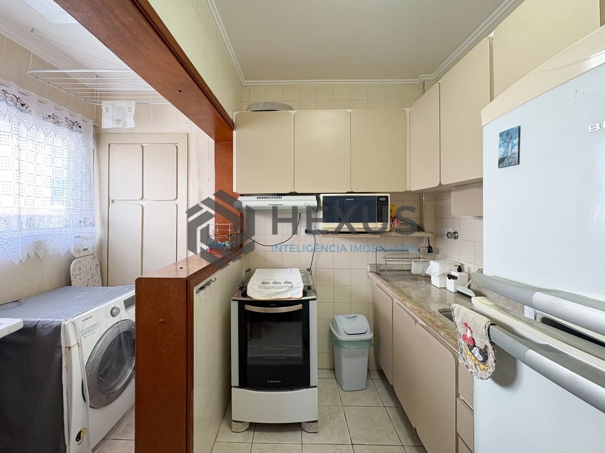 Foto 17 de Apartamento com varanda e lazer a 250m da praia na Enseada, Guarujá