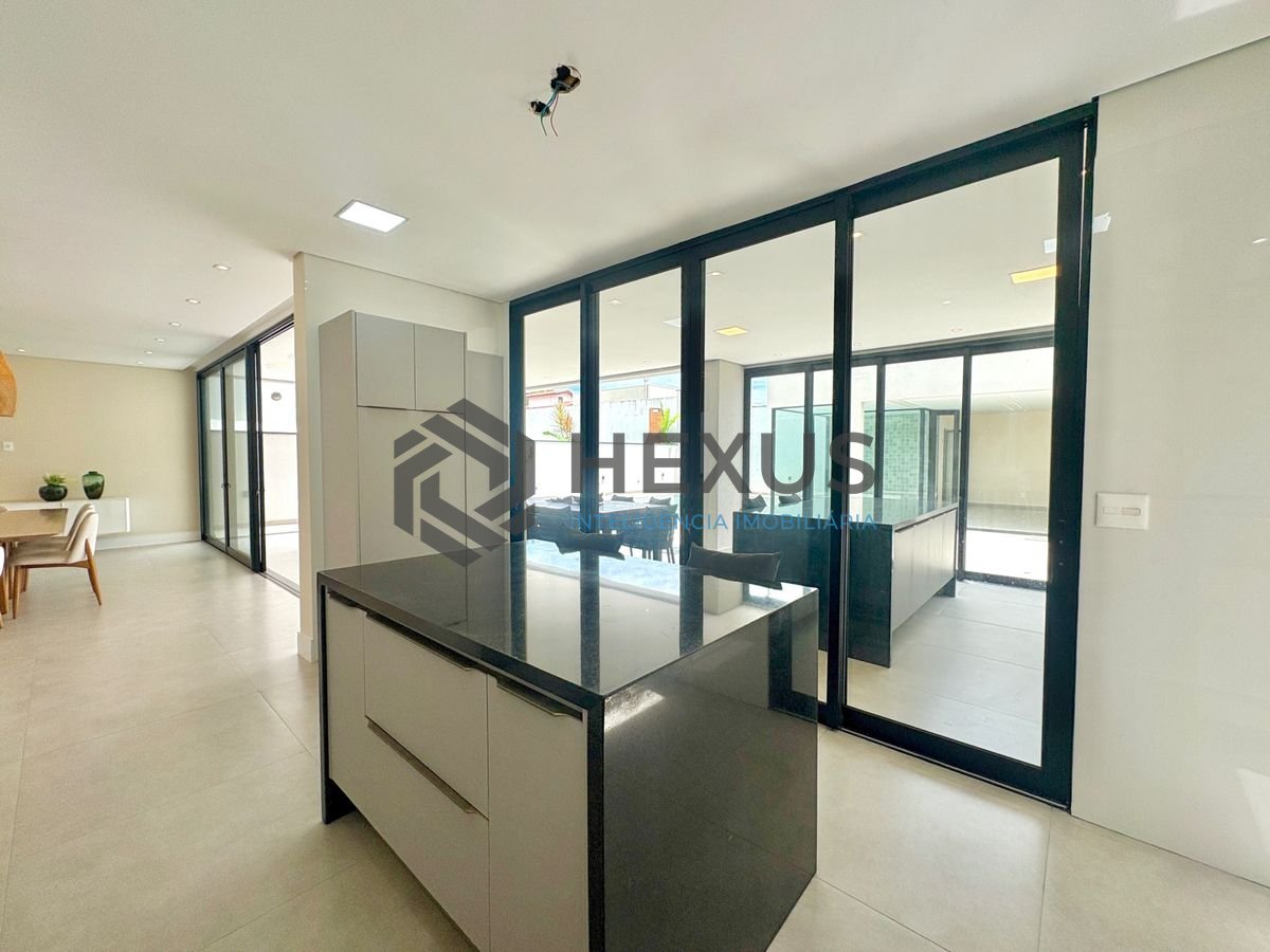 Foto 21 de Casa reformada com piscina e área gourmet no Jardim Acapulco, Guarujá