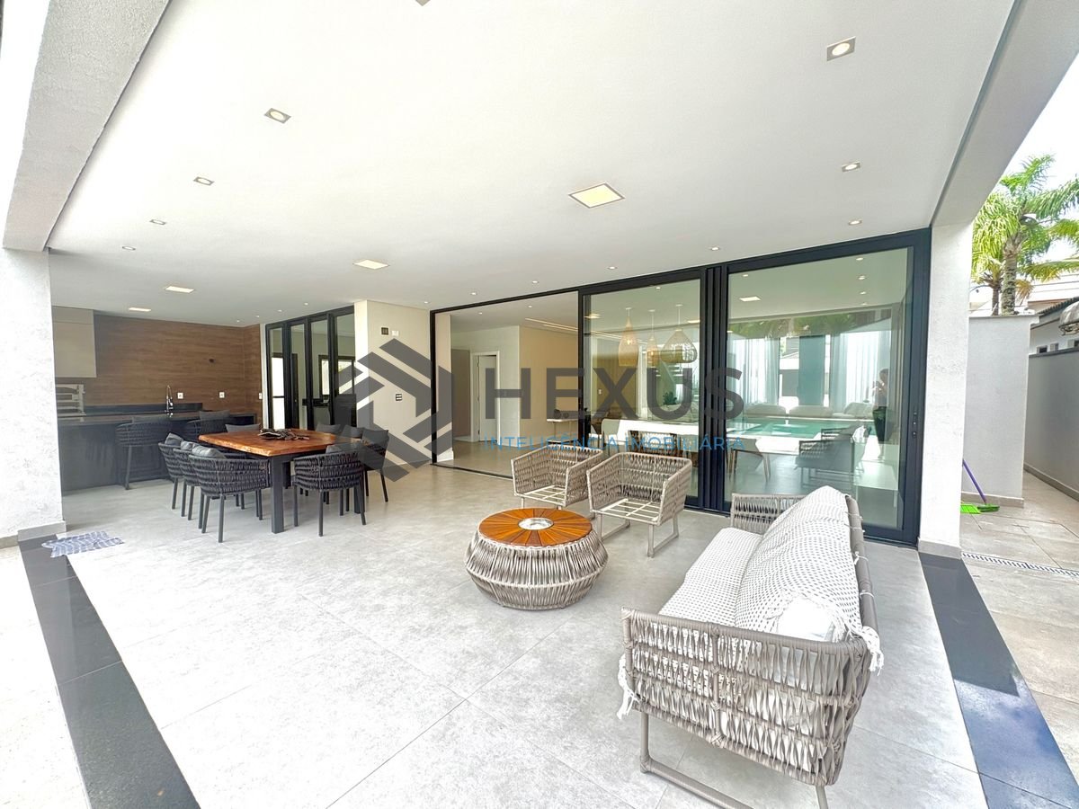 Foto 3 de Casa reformada com piscina e área gourmet no Jardim Acapulco, Guarujá