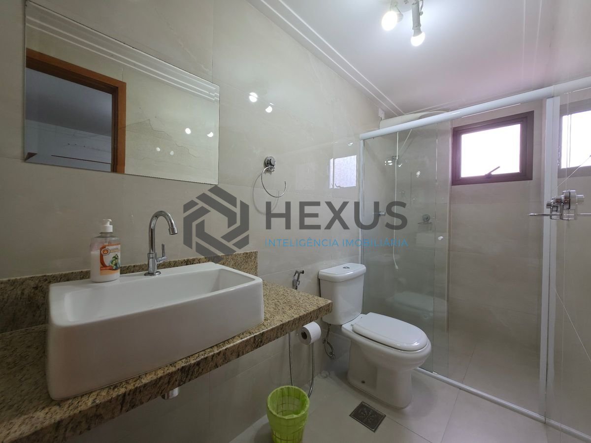 Foto 18 de Apartamento com varanda e lazer a 200m da praia nas Pitangueiras, Guarujá